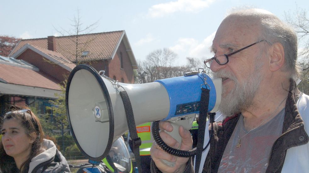 Organisator Manfred Hagemann wendet sich an die Menge.