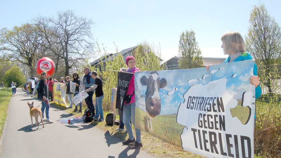 Vor dem Gelände des VOST in Schirum bilden die Demonstranten eine Menschenkette.