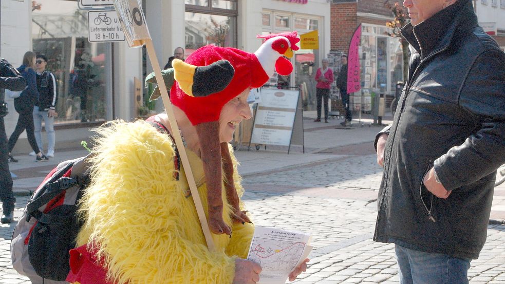Einige sind mit Tierkostümen bekleidet.