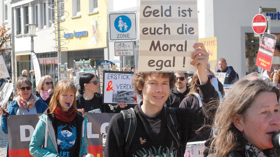 Unter den Demonstranten sind Männer und Frauen aller Altersgruppen.