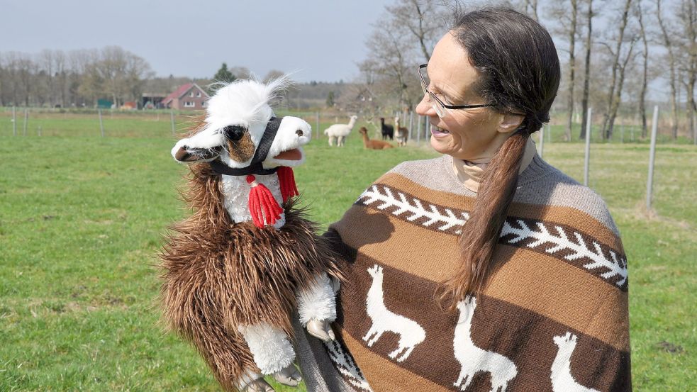 Für den seltenen Fall, dass jemand Angst vor einem Alpaka hat, hält Melanie Runde noch dieses besondere Exemplar bereit. Foto: Ullrich