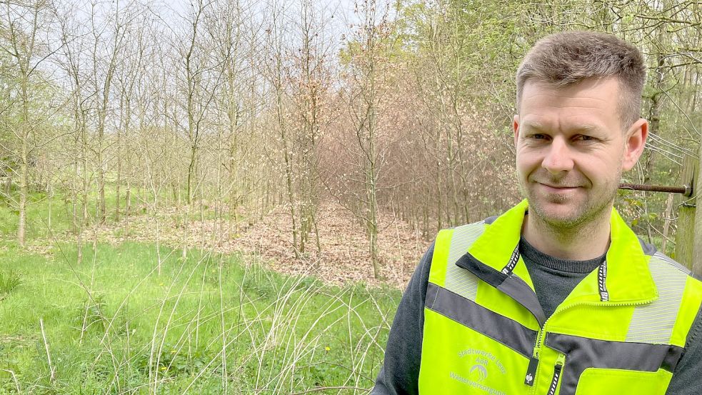 Andre Boelen, Wassermeister der Stadtwerke, erklärt, wie der Trinkwasserschutzwald funktioniert. Foto: Kierstein