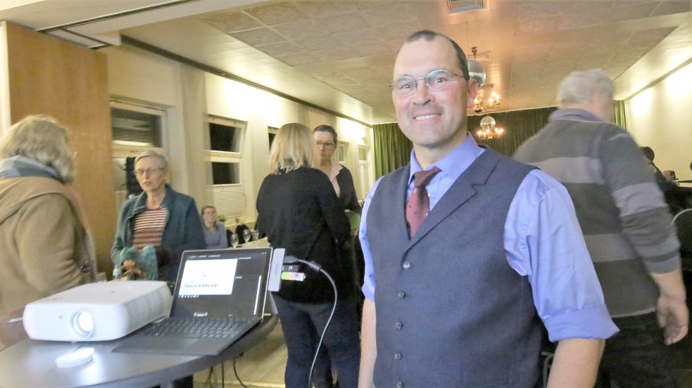 Ein Urlaubshalt: Der Schweizer Wolfsexperte Marcel Züger im Saal des Kompaniehauses in Berumerfehn. Foto: Böning