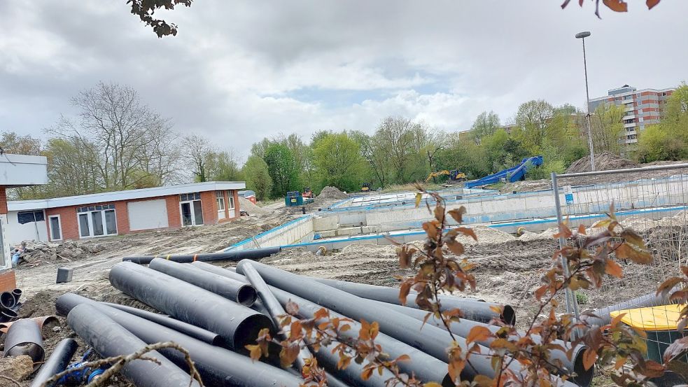 So sah es vor wenigen Tagen auf der Baustelle des Borssumer Freibades. Das Foto haben wir von außen aufgenommen. Foto: Hanssen