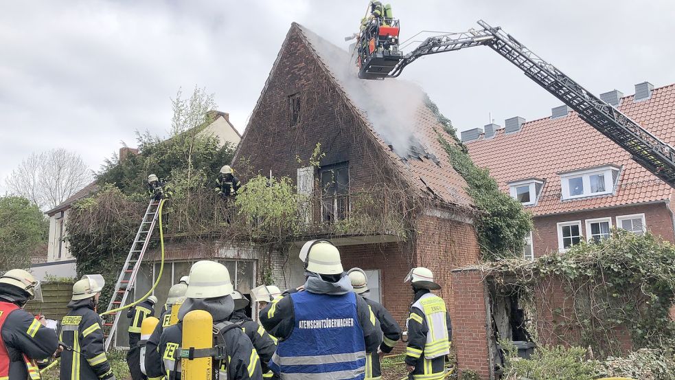 Etwa 35 Einsatzkräfte der Feuerwehr bekämpften der Brand zeitweise nur von außen. Foto: Müller