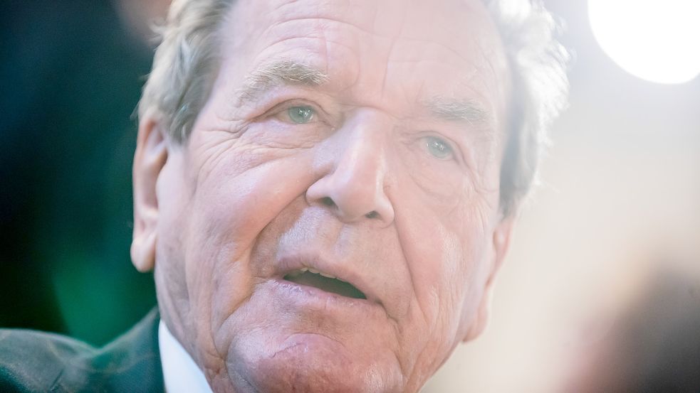Ex-Bundeskanzler Gerhard Schröder vor Gericht: Stehen dem SPD-Politiker Büro und Mitarbeiter zu? Foto: Soeder/DPA