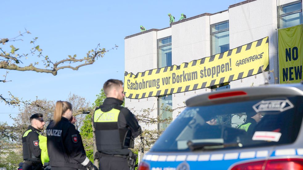 Spektakuläre Aktion: Mit großen Bannern hat Greenpeace am Mittwoch auf dem Hannoveraner Landtag protestiert. Foto: dpa