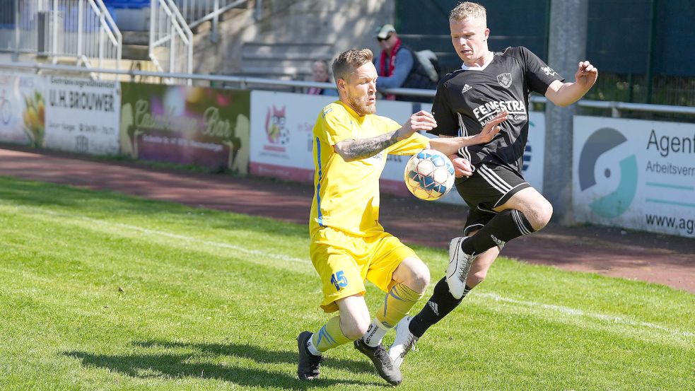 Jonte Marks (rechts) konnte mit TuRa 07 am Ende den Derbysieg feiern. Hier ist er in einem Zweikampf mit Gerrit Remmers. Fotos. Steenhoff