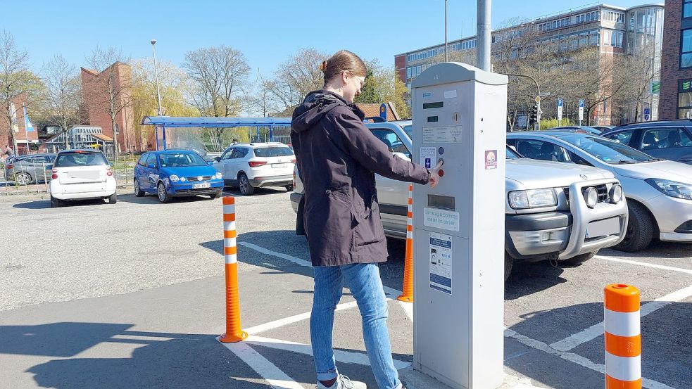 Parkgebühren könnten in Emden bald überall fällig werden – und auch teurer werden. Davon könnte der ÖPNV profitieren. Foto: Hanssen/Archiv
