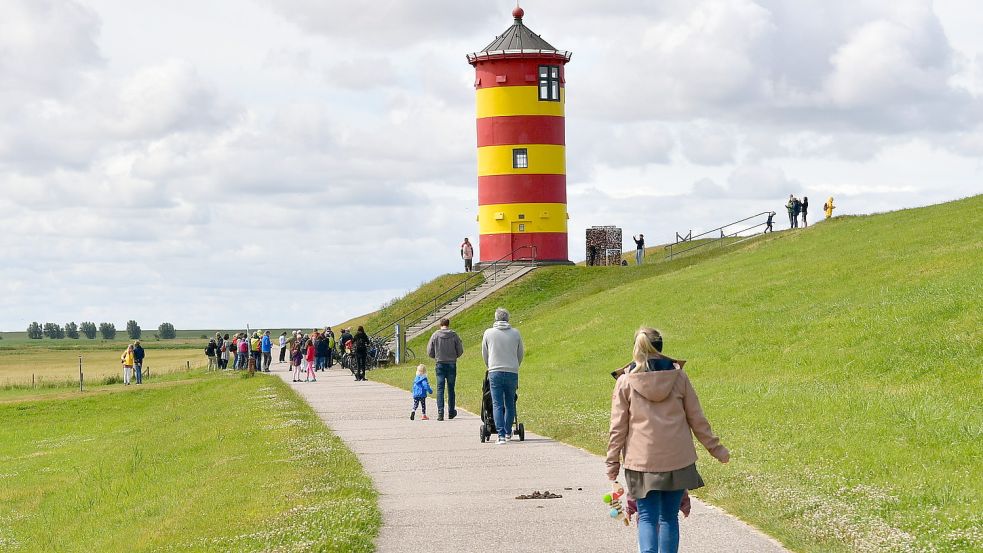 Der Pilsumer Leuchtturm ist „unbeeindruckend, irgendwie“ und für manchen gar eine „gestreifte Blechtonne im ostfriesischen Nirwana“. Foto: Wagenaar/Archiv