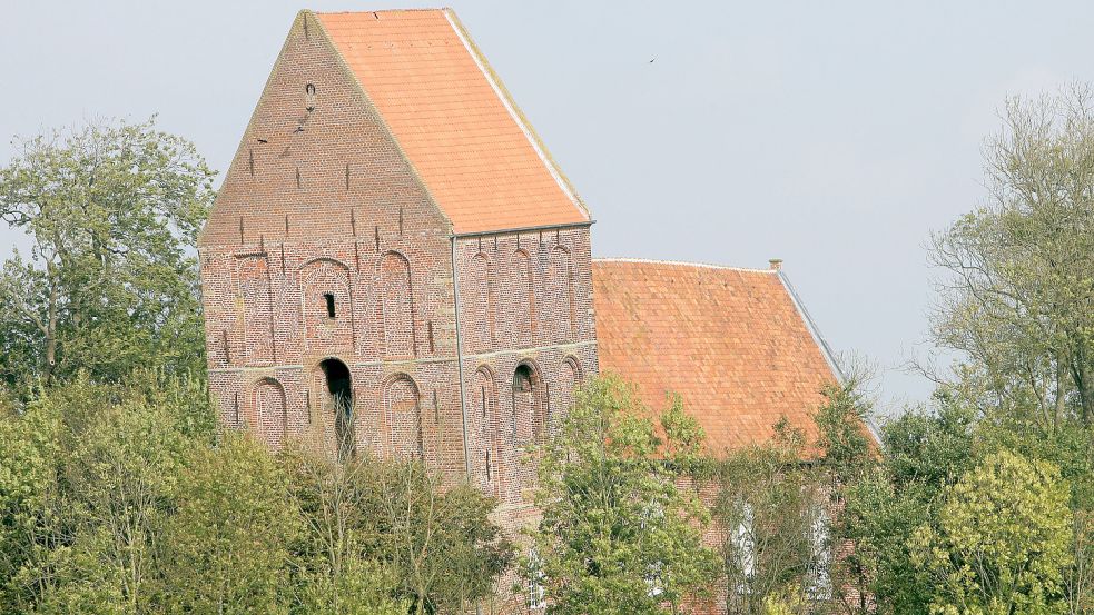 Für manchen optisch gar nicht schief: der Suurhuser Kirchturm. Foto: Archiv