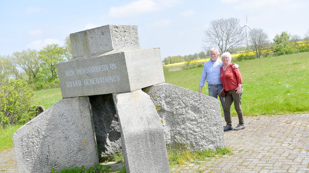 Jutta und Michael Hagen aus Achim waren mit ihrem Wohnmobil in der Krummhörn unterwegs – und etwas angetaner vom Denkmal als so manch anderer. Foto: Wagenaar