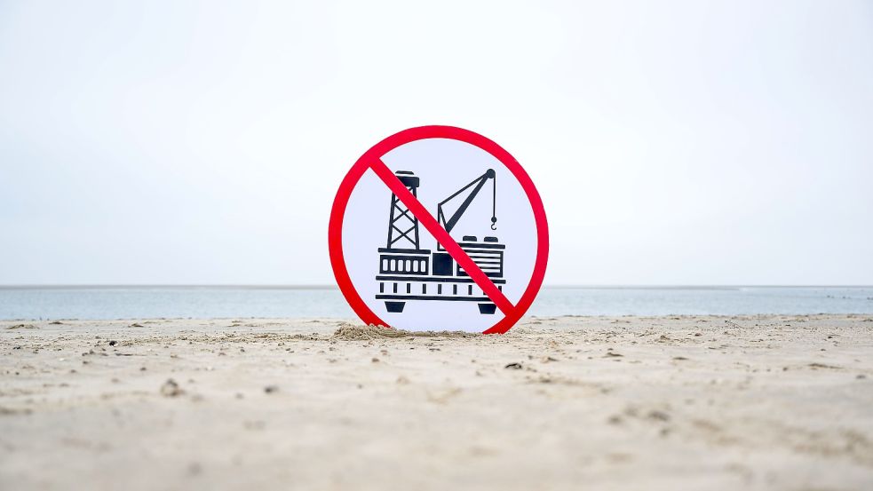 Ein Plakat gegen die geplante Erdgasförderung ist im Januar auf Borkum zu sehen.. Ein Konsortium um das niederländische Unternehmen One-Dyas plant von Ende 2024 an Erdgas vor der ostfriesischen Insel zu fördern. Foto: Schuldt/DPA