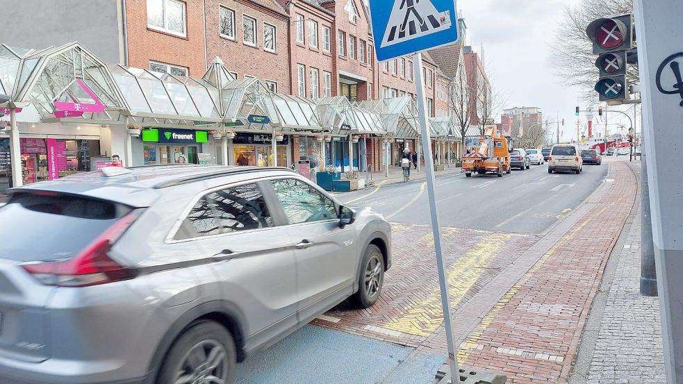 Die Markierungen auf der Neutorstraße werden erneuert. Foto: Archiv
