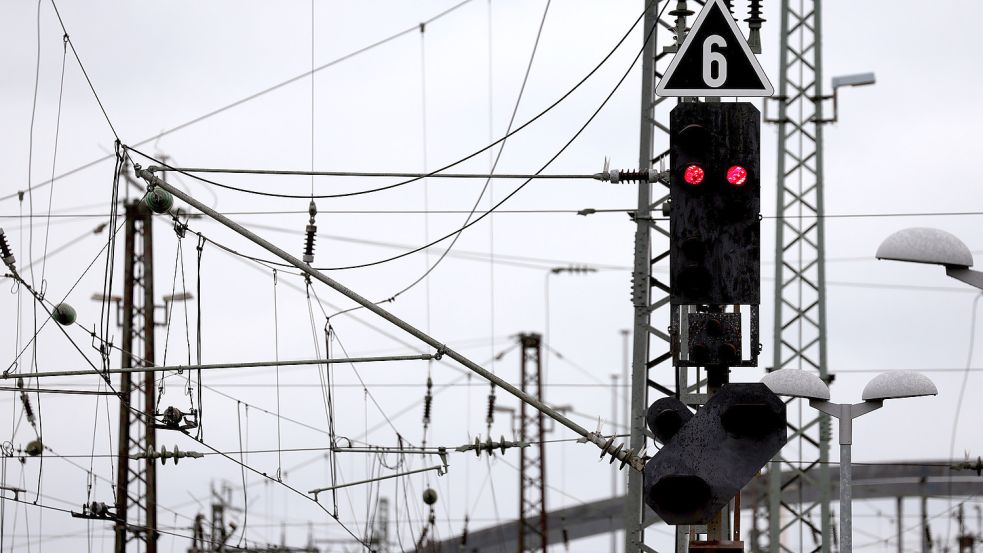 Ein Signal steht im Hauptbahnhof auf Rot. Die Deutsche Bahn rechnet angesichts des angekündigten 50-stündigen Warnstreiks ab Sonntagabend mit «massiven Auswirkungen» auf den gesamten deutschen Bahnbetrieb. Foto: Hildenbrand/dpa
