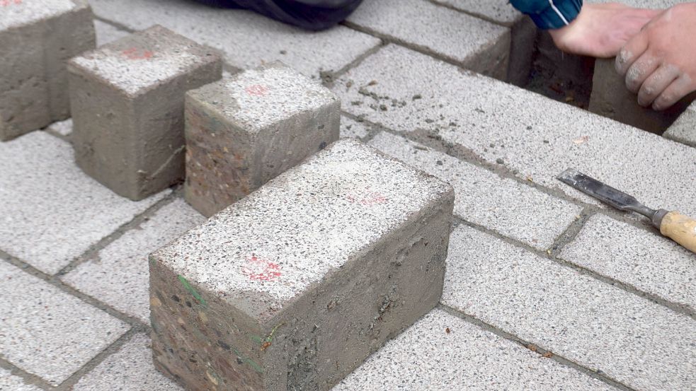 Rote Punkte markierten die lockeren Pflastersteine, die durch sie Stolpersteine ausgetauscht wurden. Foto: Hoppe