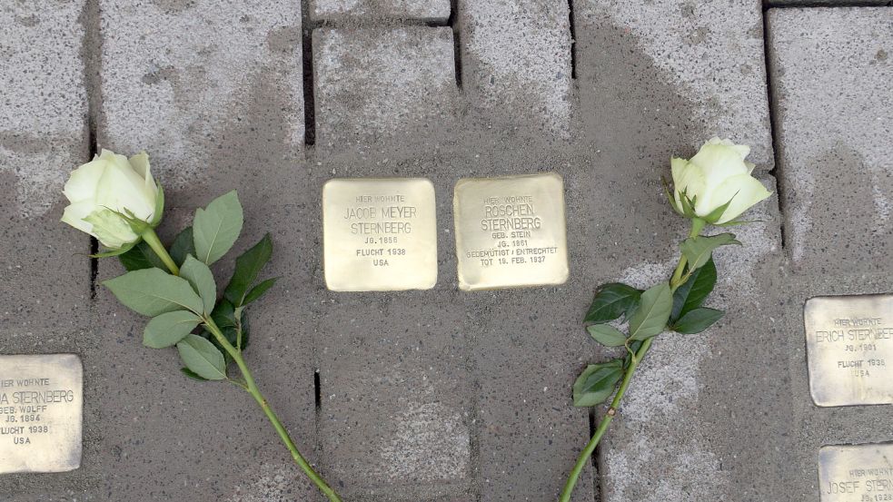 Am Ende legte Günther Lübbers zwei Rosen zu den beiden neuen Steinen. Foto: Hoppe