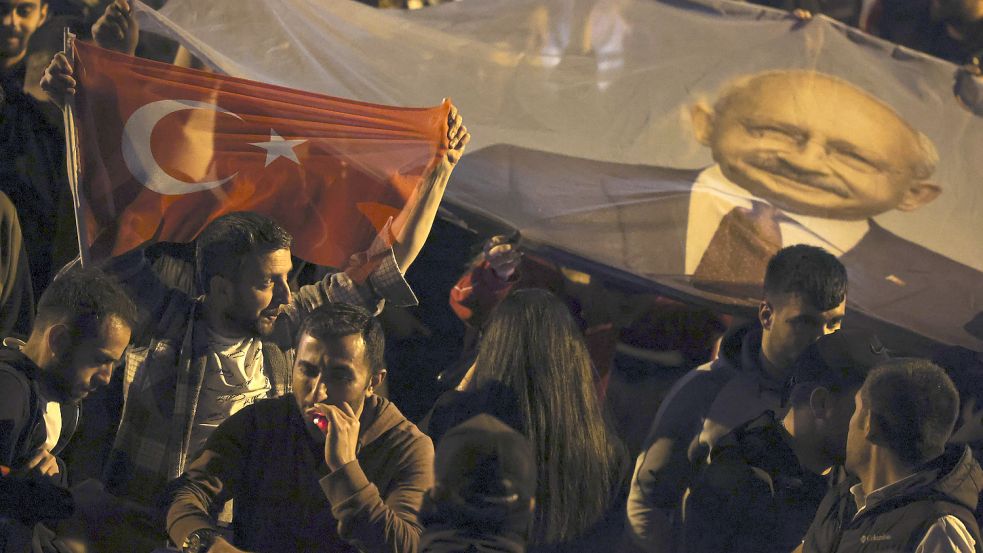 Anhänger von Kilicdaroglu, dem 74-jährigen Vorsitzenden der Mitte-Links- und pro-säkularen Republikanischen Volkspartei (CHP), jubeln vor der Parteizentrale in Ankara. Foto: -/AP/dpa