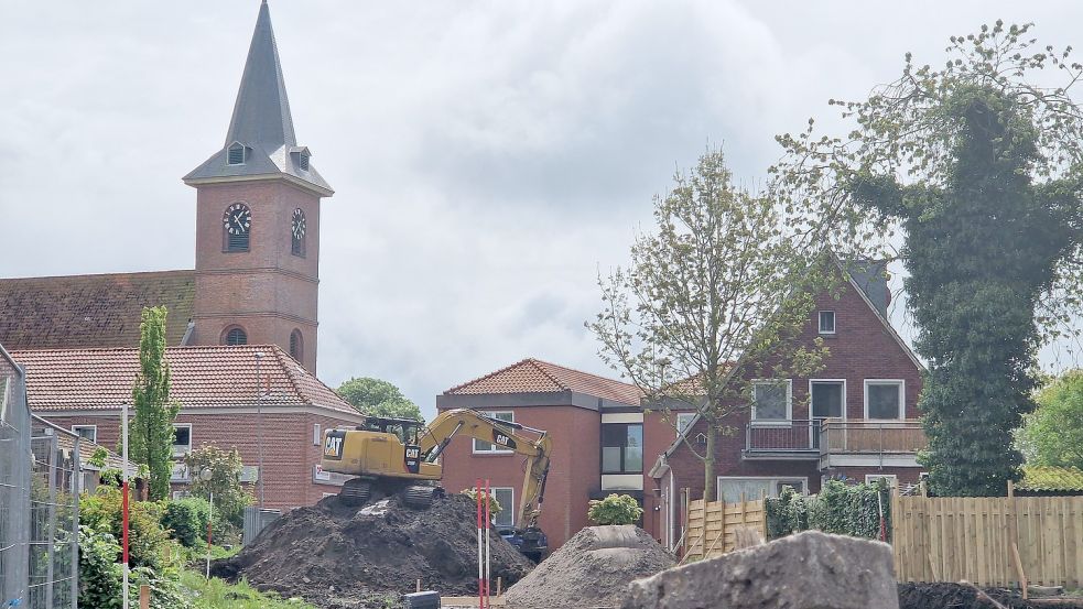 Mit den Erdarbeiten für den Bau des Mehrfamilienhauses am Bunder Kirchring wurde jetzt begonnen. Foto: Gettkowski
