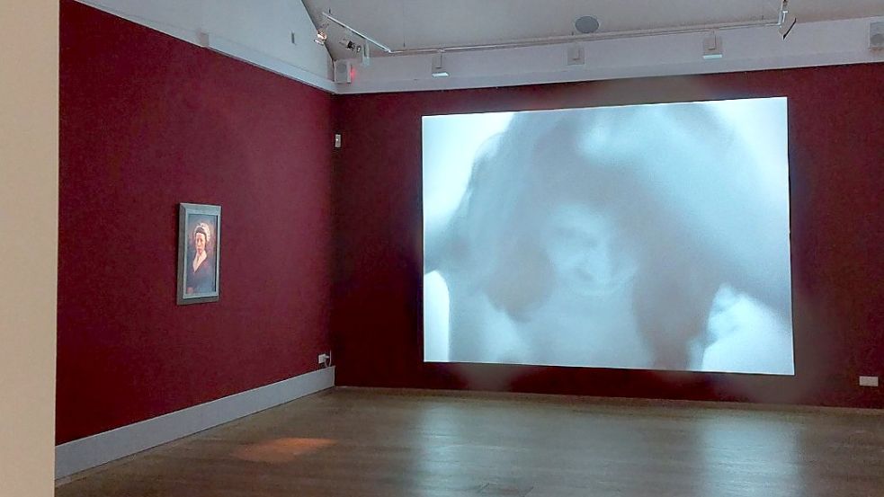 Die Performance-Künstlerin Marina Abramović bürstet sich in einem Video lautstark die Haare.