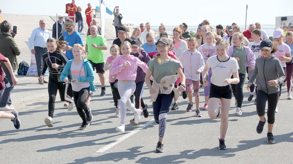 Startschuss zum Fun-Lauf: Rund 50 Teilnehmende machten sich auf die etwa 2,4 Kilometer lange Strecke. Foto: Ferber