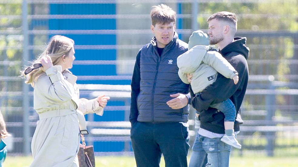 Der Emder Neuzugang (rechts) war am Sonnabend mit seiner Frau Katharina (links) und Sohnemann Jules Theo im Emder Stadion und unterhielt sich vor der BSV-Partie gegen St. Pauli II mit Henning Rießelmann. Foto: Doden