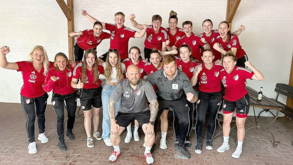 Spontane Meisterfeier 90 Minuten nach der eigenen Partie: Für die Auricher Frauen geht es nach dem Titelgewinn um den Aufstieg in die Regionalliga. Foto: Privat