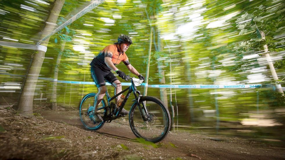 Wer kein Rennen (im Bild das 24-Stunden-Mountainbike-Rennen in Rieste) fahren will, braucht sein E-Bike eigentlich nicht aufzumotzen. Einigen Fahrern reichen 25 Stundenkilometer offenbar nicht. Foto: Friso Gentsch / DPA