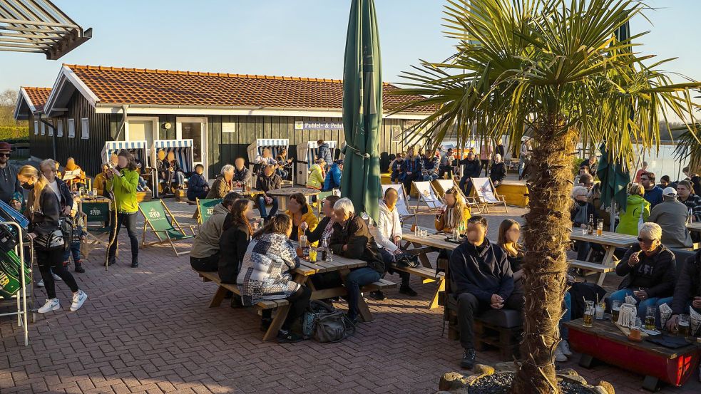 Ostfriesisch-karibisches Flair am Timmeler Meer mit viel Publikum gab es zu „Timmelfahrt“ im Vorjahr beim Pick-up Beachclub. Foto: Archiv/Hans-Jürgen Uken-Lemke