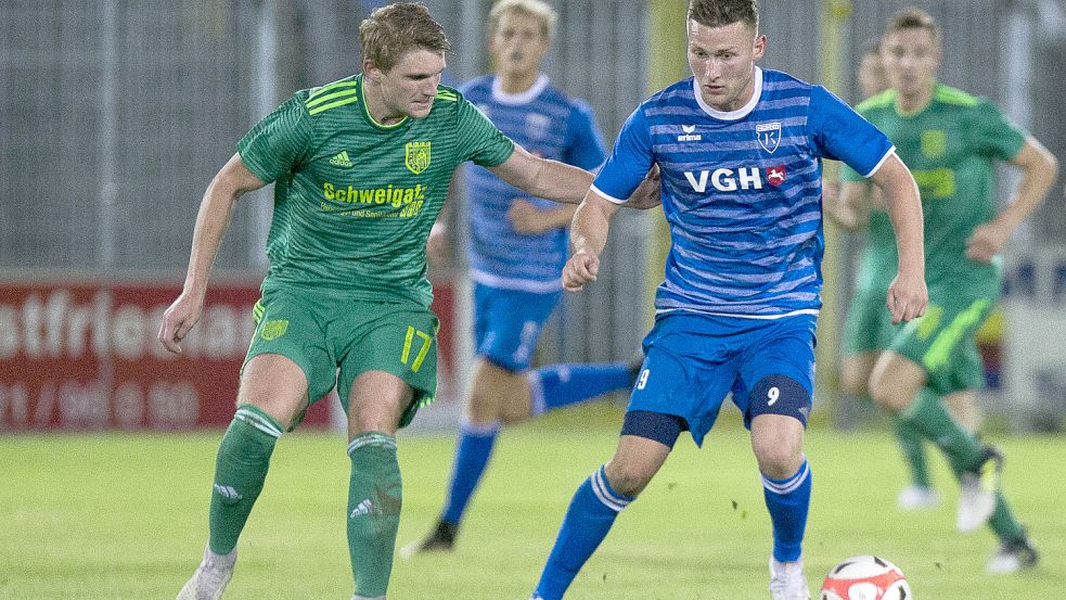 In der Landesliga spielte Janek Siderkiewicz (links) schon mit Friesoythe in Emden. Foto: Doden/Emden