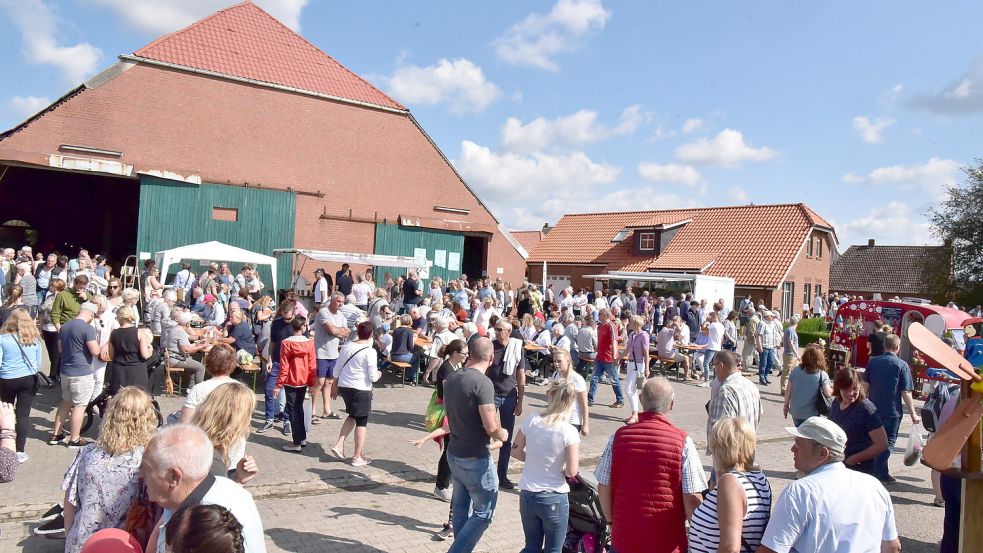 •Tausende Besucher: So sah der Bauernmarkt in Rysum vor der Pandemie aus. Archivfoto: Wagenaar