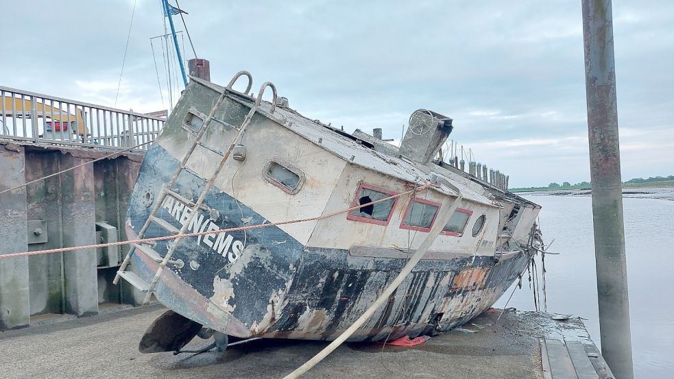 Das Motorboot soll zeitnah vom Entwässerungsverband Oldersum/Ostfriesland abtransportiert werden. Foto: Hanssen