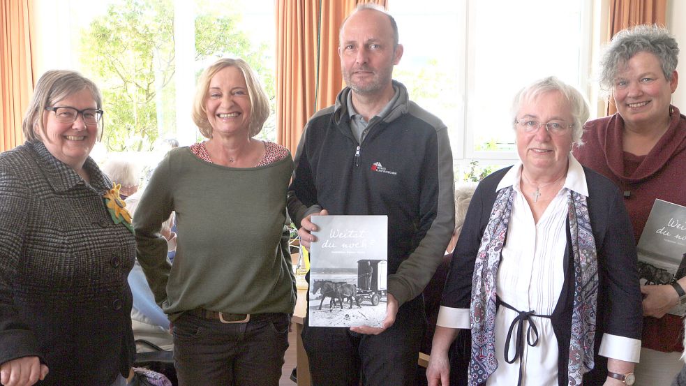 Sie waren bei der Präsentation des Buches dabei (von links): Ines Görder (Seniorenbeauftragte), Sabine Homering (Plattdeutschbeauftragte), Thomas Wenzel (Ortshandwerksmeister) sowie die Treffpunkt-Organisatorinnen Ute Prinz und Margrit Tuente (Pastorin). Foto: Elter