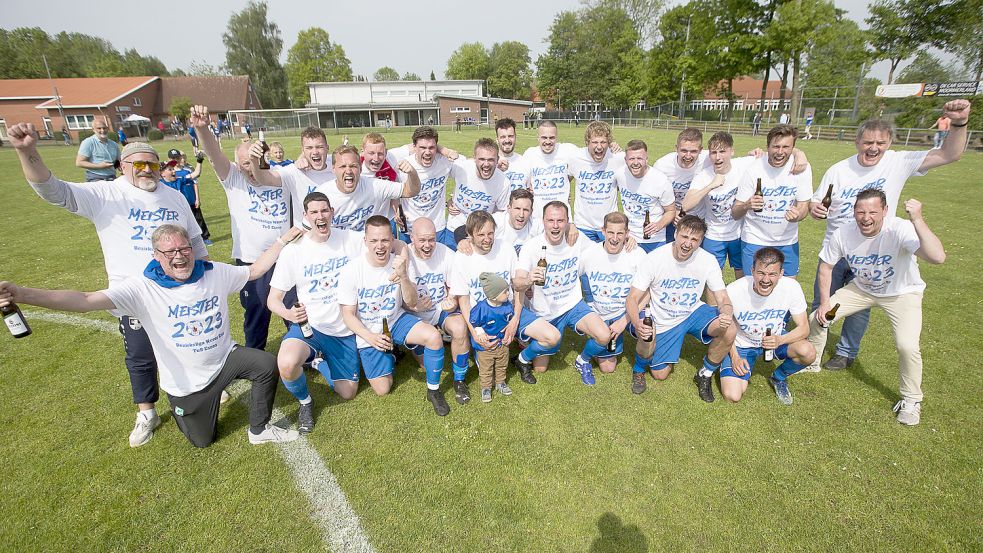 Die Meistermannschaft des TuS Esens zog sich nach dem Spiel direkt die Aufstiegsshirts an. Foto: Doden/Emden