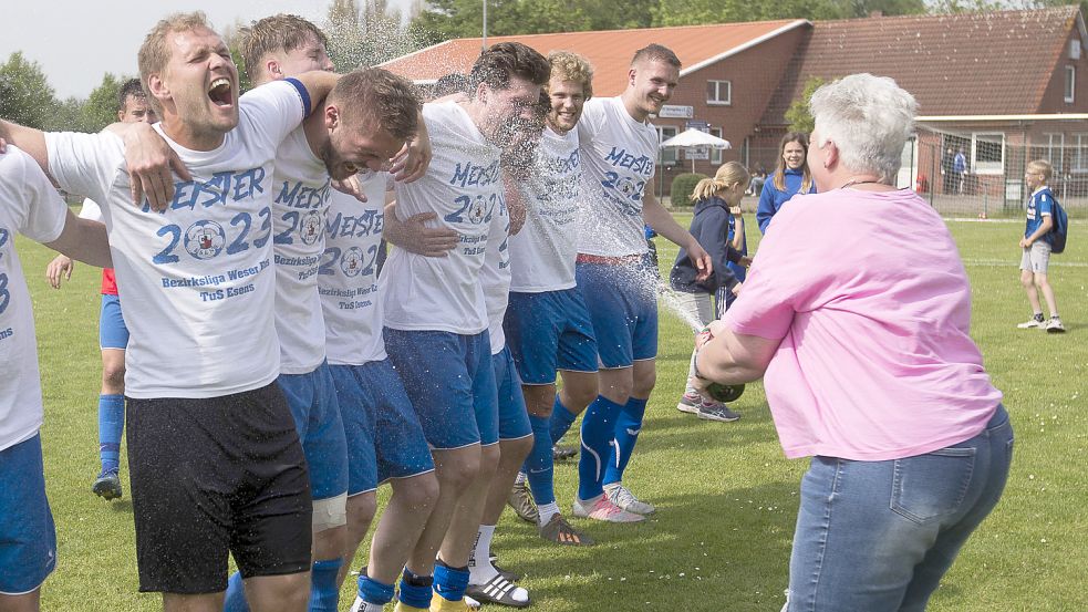 Ute Sukowski, Mutter von Stürmer Niklas Sukowski, verpasste dem Team eine Sektdusche. Foto: Doden/Emden