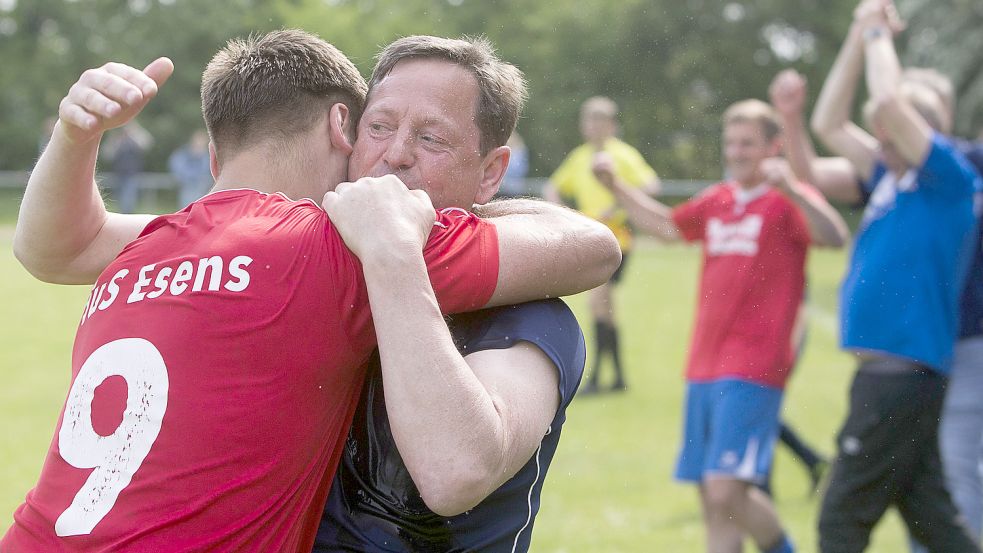 Stürmer Niklas Sukowski umarmt seinen Trainer Ralf Backhaus. Beide wurden schon in der A-Jugend zusammen Meister. Foto: Doden/Emden