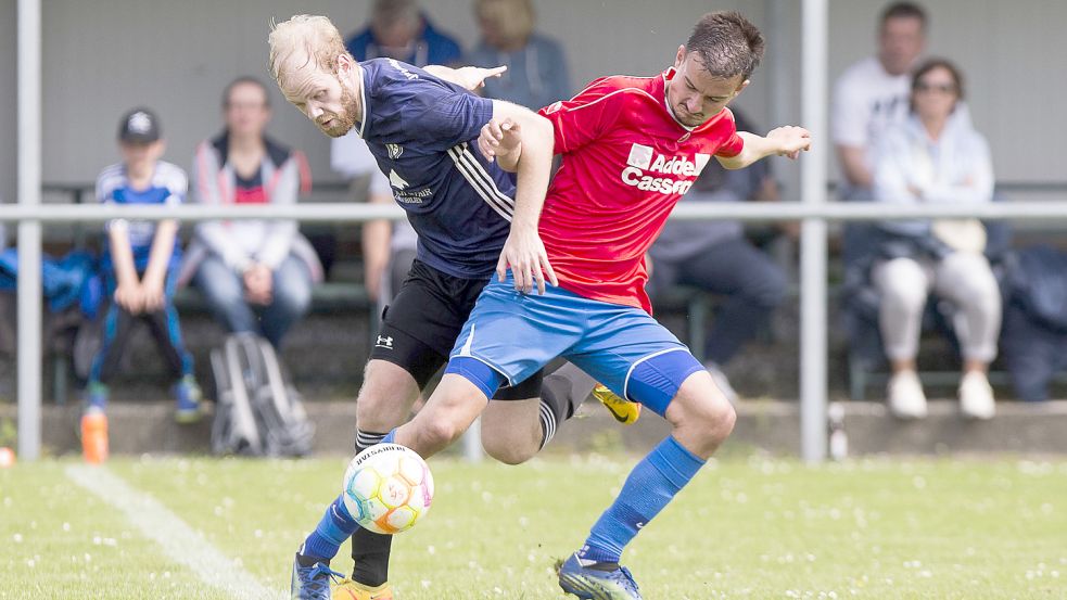 Mario Fokken (links) gelang ein Traumtor gegen den TuS Esens (rechts Niklas Pinkernell). Foto: Doden/Emden