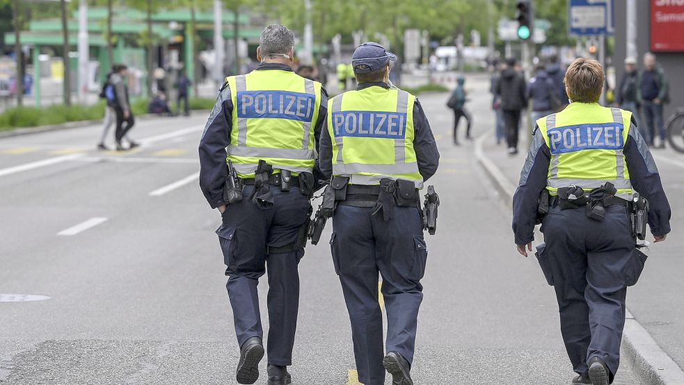 Polizisten werden in einem Tweet als „brauner Dreck“ beschimpft. Foto: imago images/Pius Koller