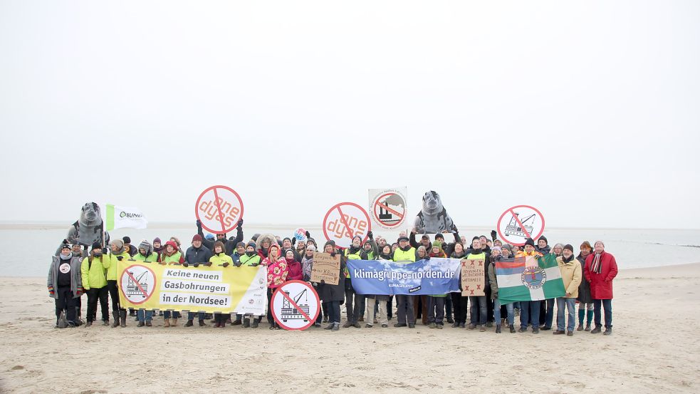 Im Januar formierte sich auch am Borkumer Strand sichtbarer Protest gegen die geplante Erdgasförderung vor der Insel. Foto: Ferber