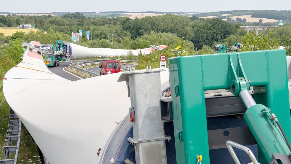 Ein Schwerlasttransport mit drei LKW und aufgeladenen Flügeln für eine Windkraftanlage steht in der Abfahrt Chemnitz Mitte der Autobahn 4. Foto: Schmidt/dpa