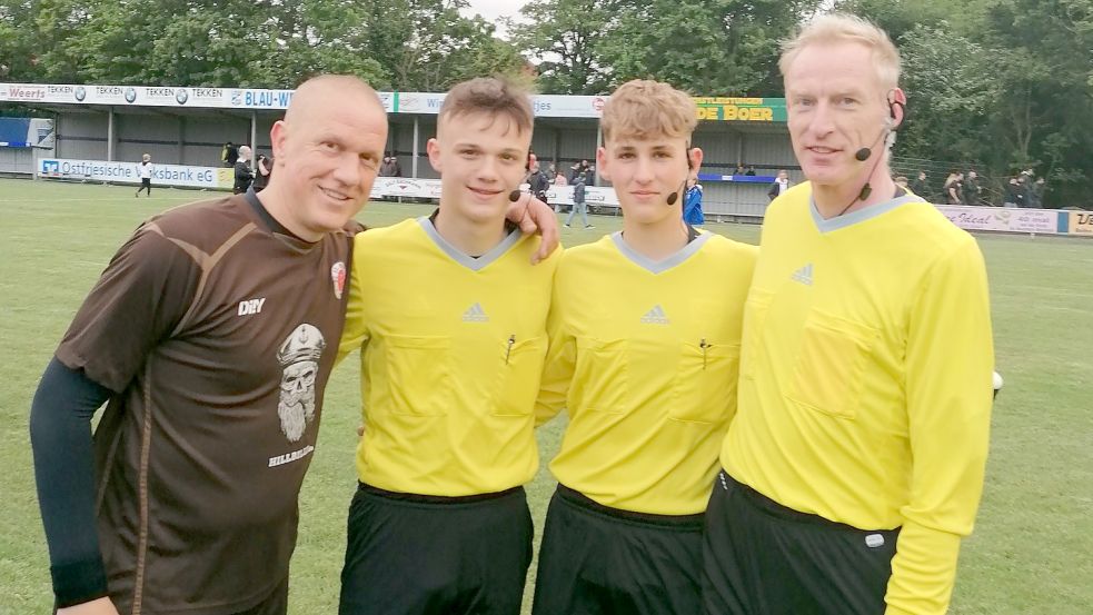 Gruppenbild mit einem Double-Sieger von 2004: Mit den neuen Headsets leitete der Ex-Schiedsrichter und heutige Stadtsportbund-Vorsitzende Peter Bartsch (rechts) mit seinen jungen Assistenten Joris Mülder (Zweiter von rechts) und Florian Hillebrand die Partie der Emder Legenden gegen Altstars des FC St. Pauli mit Ex-Bundesliga-Torjäger Ivan Klasnic (links). Foto: Privat