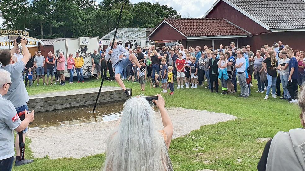 Zum Programm gehören auch die Ostfriesischen Pullstocksprungmeisterschaften. Foto: privat