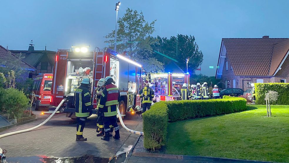 Die Einsatzkräfte der Feuerwehren der Gemeinde Hinte waren in Osterhusen im Einsatz. Foto: Redenius/Freiwillige Feuerwehr