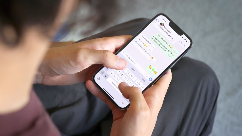 Wenn man seinen Freunden schnell eine Nachricht bei WhatsApp schicken will, kann es auch mal zu Tippfehlern kommen. Die neue WhatsApp-Funktion schafft endlich Abhilfe. Foto: dpa/Karl-Josef Hildenbrand