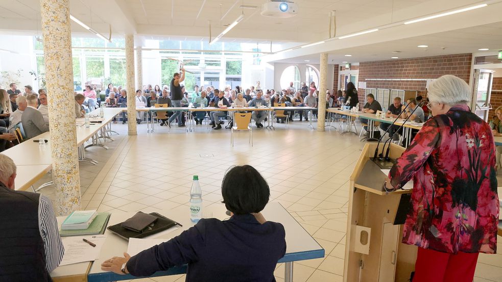 Zahlreiche Zuhörer wohnten der Sitzung des Bildungsausschusses am Montagabend in der Krummhörn bei. Der Grund: Es ging um die Zukunft mehrerer Kitas und Grundschulen in der Gemeinde. Foto: Hock