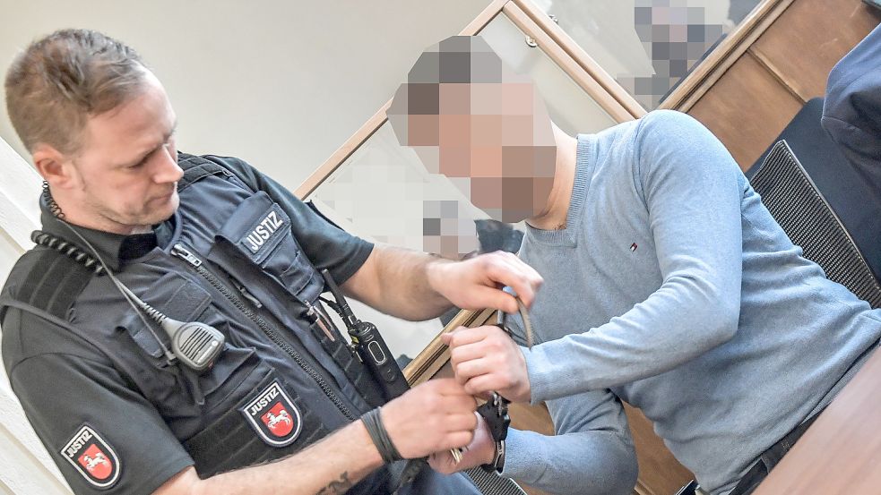 Der 28-Jährige – hier beim Prozessauftakt im März – wurde stets in Handschellen in den Gerichtssaal geführt. Foto: Archiv/Ortgies