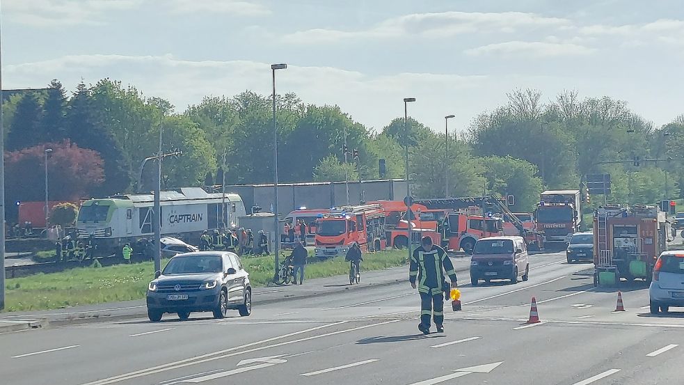 Mit einem Großaufgebot an Einsatzkräften wurde der Frau aus dem vom Zug eingeklemmten Auto geholfen. Foto: Hanssen