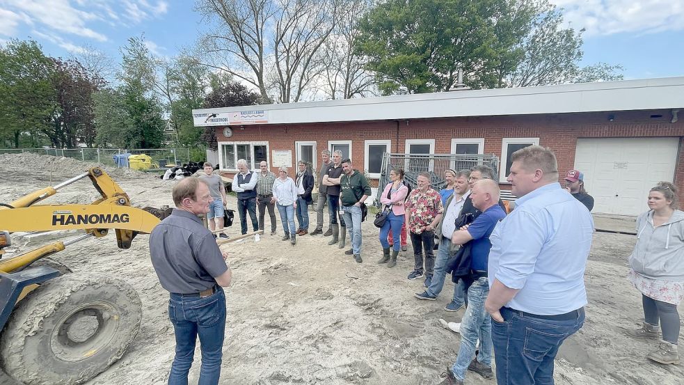 Vor anderthalb Wochen trafen sich Vertreter von Rat und Verwaltung der Stadt, des Planungsbüros und des Fördervereins im Freibad Borssum zu einer Baustellenbegehung. Foto: Stadt Emden