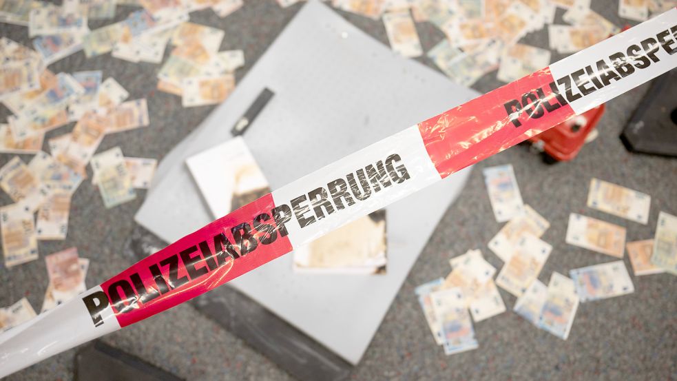 Musterbanknoten liegen während einer Pressekonferenz zum Kampf gegen Geldautomatensprengungen vor einem Geldautomaten, der zu Testzwecken gesprengt wurde. Foto: Gollnow/DPA