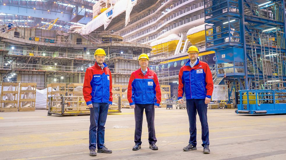 Führen die Papenburger Werft gemeinsam: Seniorchef Bernard Meyer (Mitte) mit seinen Söhnen Jan (links) und Tim. Fotos: Meyer-Werft